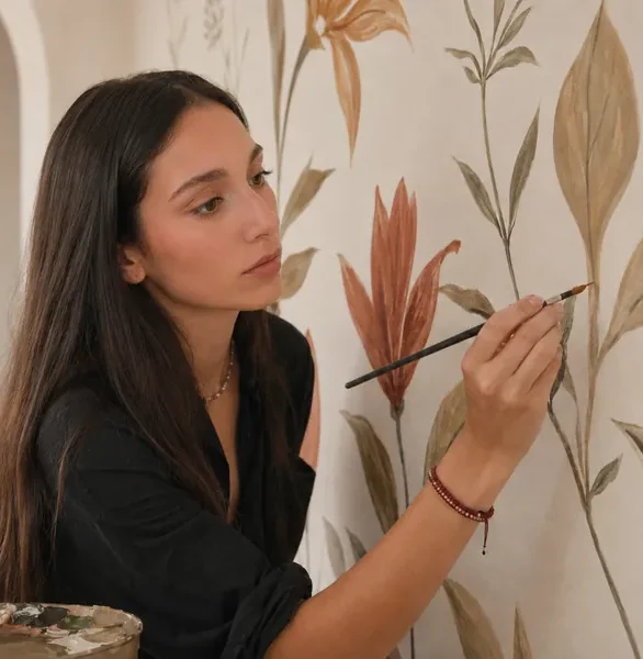 rocio-artista-pintando-mural-reya
